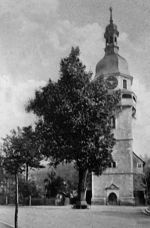 Kirchplatz mit Linde