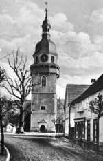 Kirchturm mit kahler Linde
