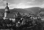 Kirche mit Hallenburg