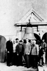 Glocke vor der Kirchentür