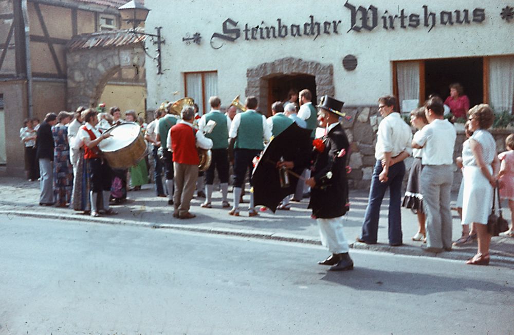 https://www.amt-hallenberg.de/tl_files/galerie/kirmes/104%20-%20Kirmesumzug%20vor%20Steinbacher%20Wirtshaus.jpg